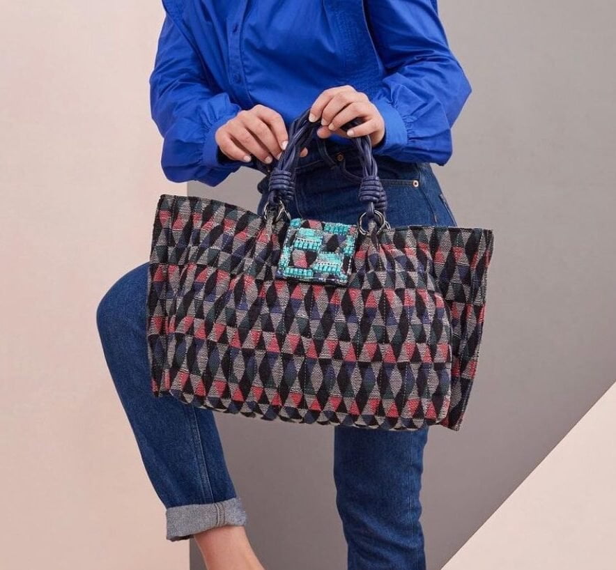 MAXI BOLSA ISLA MARINHO TAPEÇARIA MATELASSÊ BORDADA ALÇAS EM COURO NATURAL MULTI BLUE ISLA - imagem 2