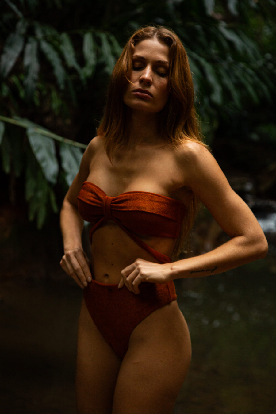 TOP SPLIT AMBER - detalhe - NAYA Beachwear